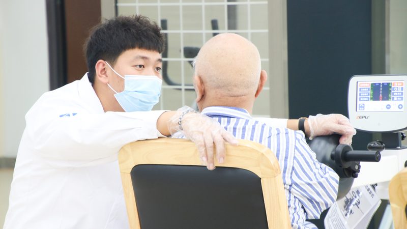 社区老年食堂的午餐价格主要由以下几个因素构成：