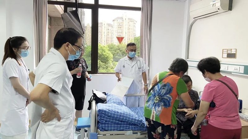 在养老院护工招聘过程中，首先要明确招聘需求。这包括但不限于以下几点：